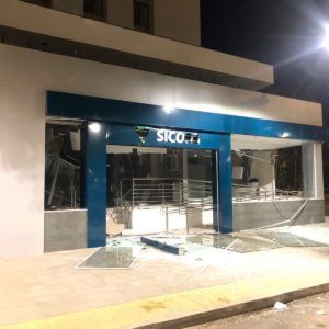 Bandidos explodem porta do Banco Sicoob, em Ilhéus, na madrugada desta quinta-feira (03)