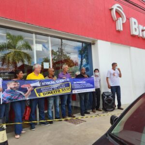 Leia mais sobre o artigo Sindicato realiza manifestação contra prática ilegal dos bancos em negarem atendimento presencial a clientes