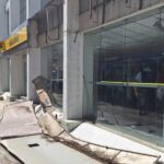 Estrutura da fachada de agência do Banco do Brasil desaba e por pouco não atinge trabalhadora