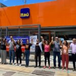 Bancários protestam contra o fechamento de agências do Itaú na Bahia